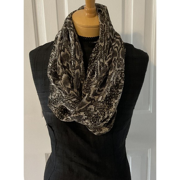 CALVIN KLIEN Women’s Snakeskin Design Wide Infinity Loop Scarf NEW WITH TAGS - Picture 2 of 9
